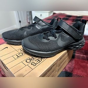 NWT Nike Revolution Sneaker